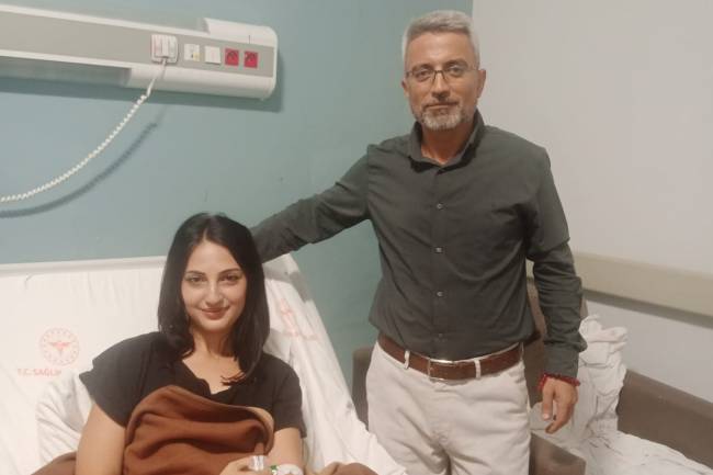 Osmaniye’de Kahramanlık Örneği: Dernek Başkanı Ramazan Yorulmaz, Bıçaklı Saldırıda Yaralı Kızı Hayata Döndürdü