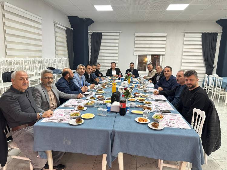 2001 RUHU YENİDEN BULUŞTU: ESKİ AK PARTİ KURUCULARI İFTARDA BİR ARAYA GELDİ