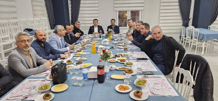 2001 RUHU YENİDEN BULUŞTU: ESKİ AK PARTİ KURUCULARI İFTARDA BİR ARAYA GELDİ